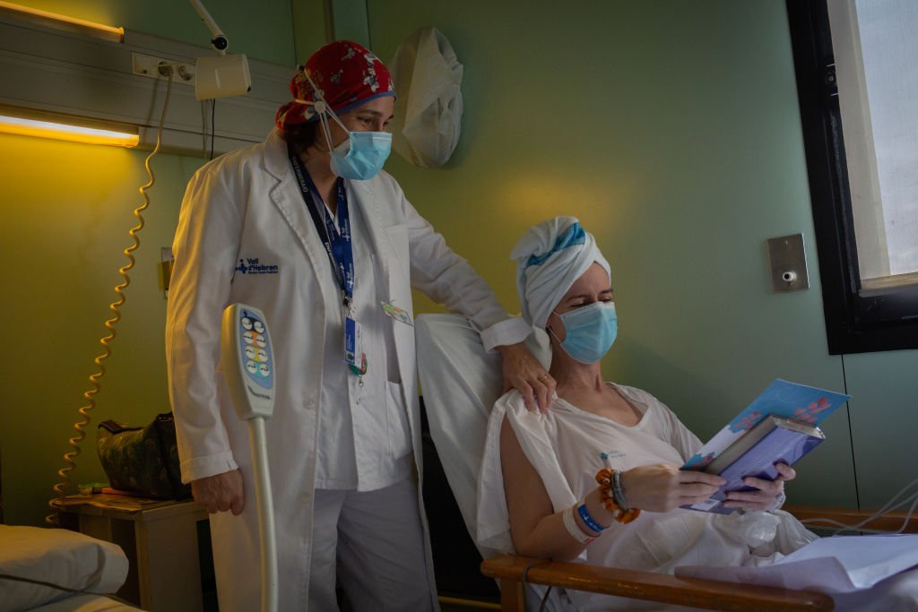 Un docteur en train de s'entretenir avec un ancien patient Covid-19. | Photo : Getty Images