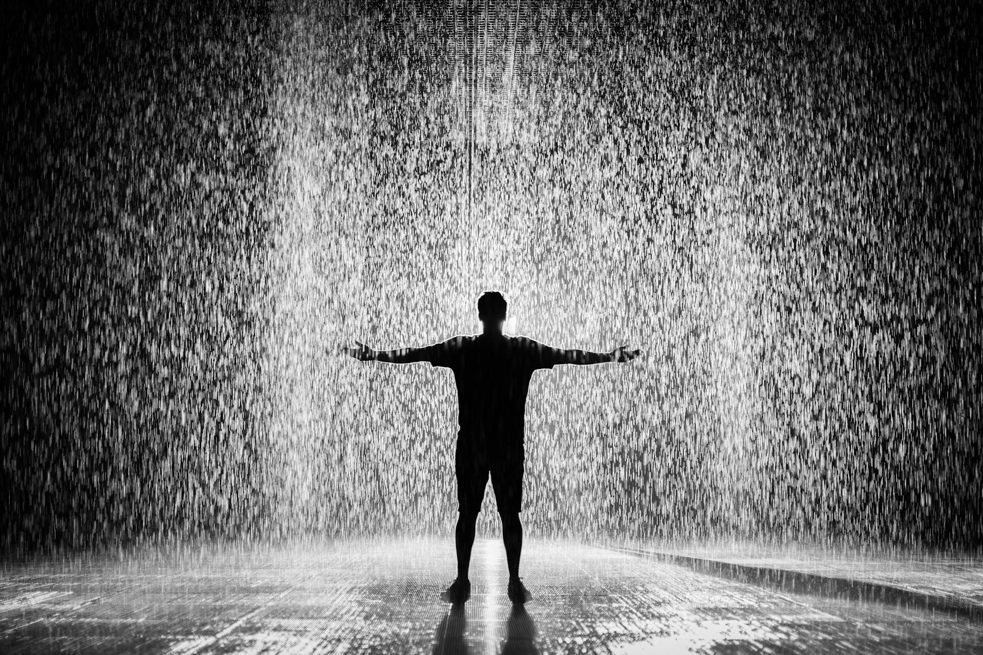 A man standing in the rain | Source: Pexels