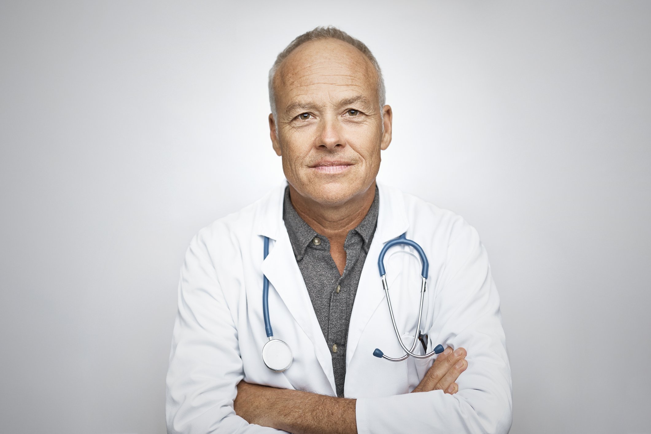 Portrait of a doctor smiling with folded arms. | Photo: Getty Images