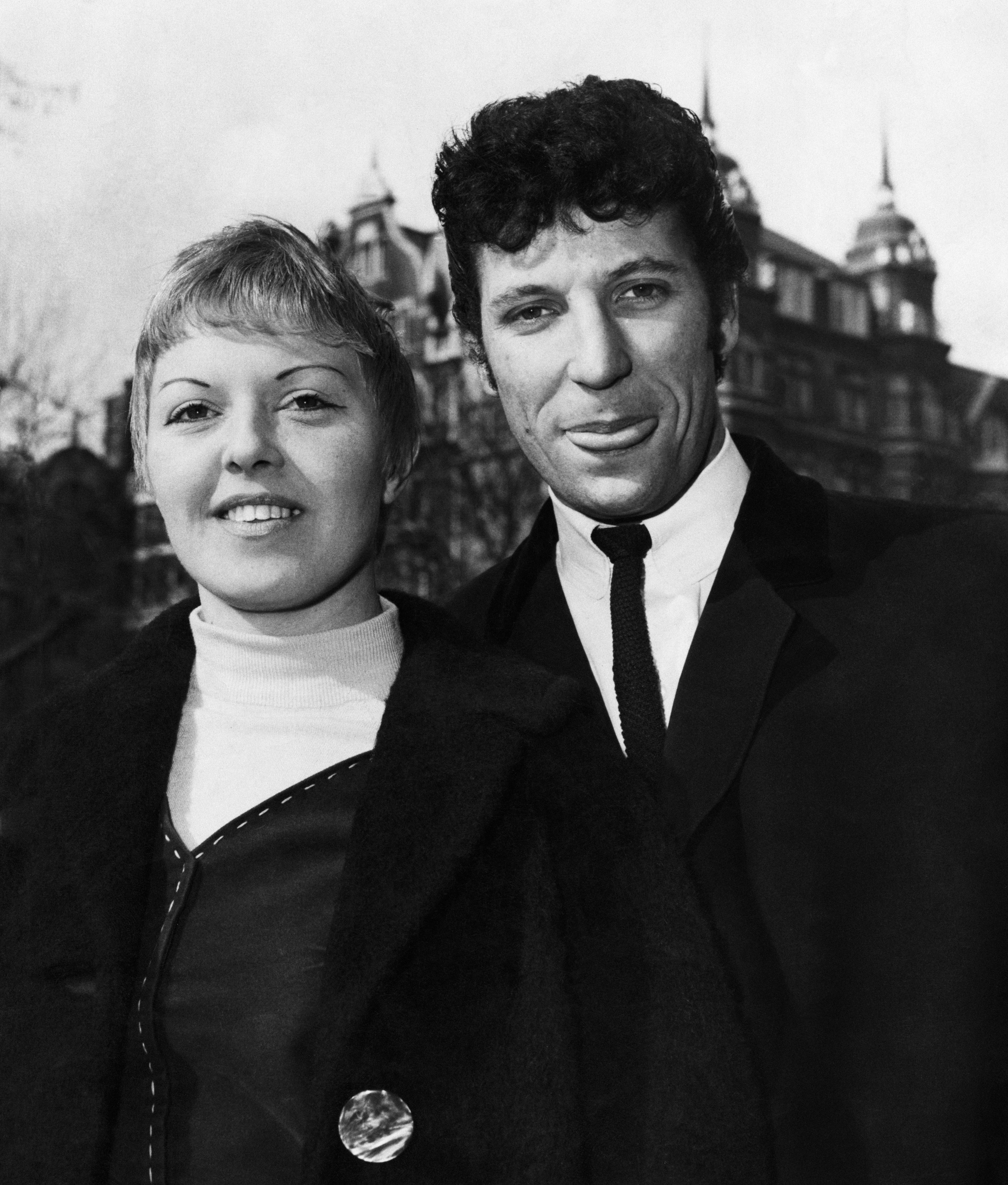 Tom Jones with his wife Melinda at Hanover Square, London, on March 10, 1965. | Source: Getty Images