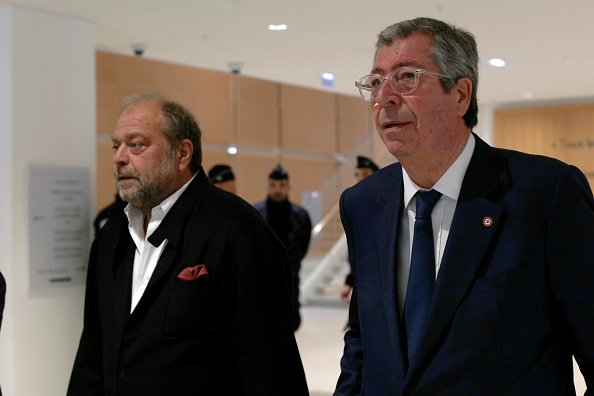 Le maire de Levallois-Perret Patrick Balkany arrive avec son avocat Eric Dupond-Moretti au palais de justice de Paris le 13 mai 2019. | Photo : Getty Images.