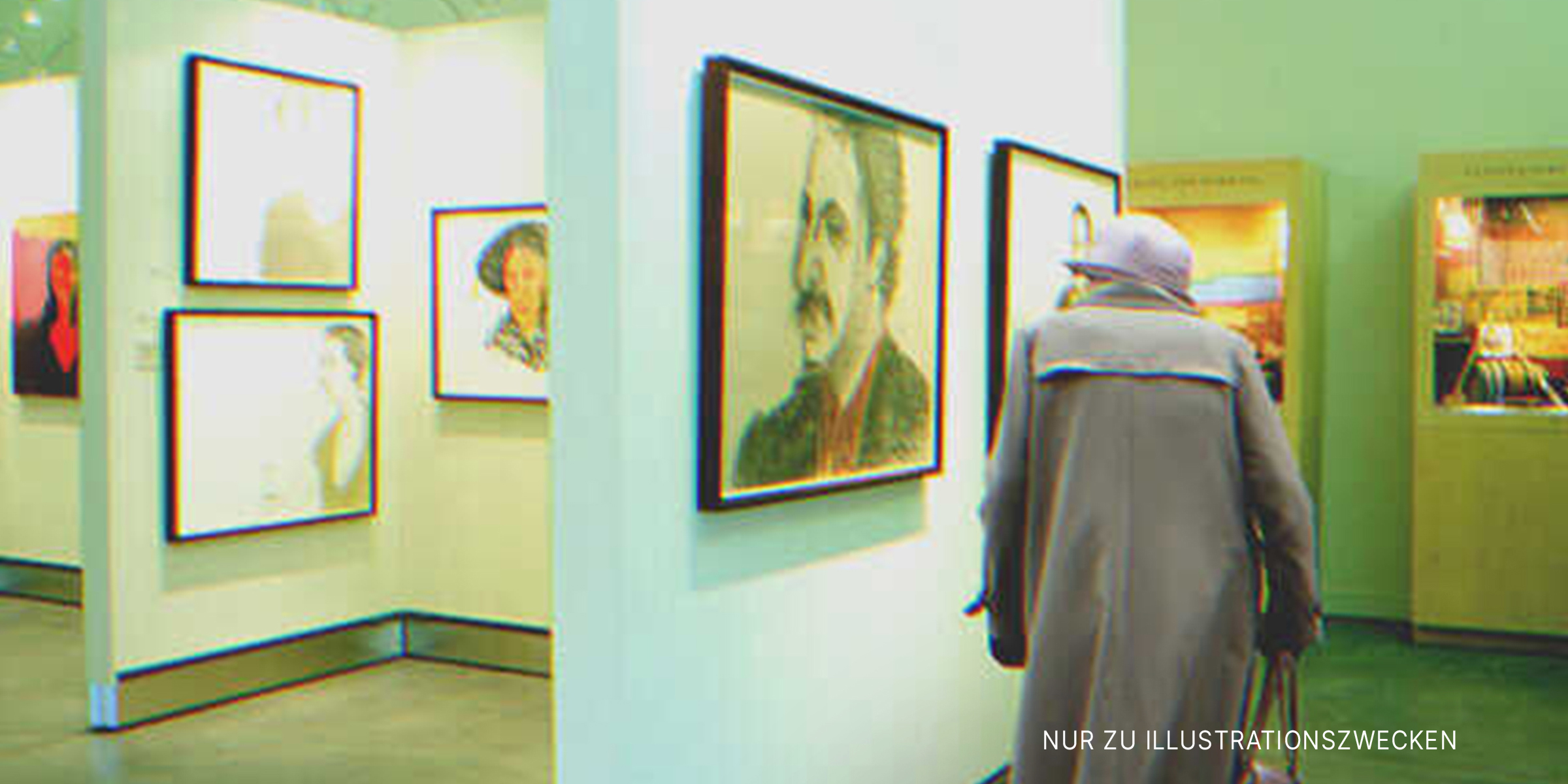 Gemälde einer älteren Frau, die in einer Kunstgalerie hängt | Quelle: Getty Images