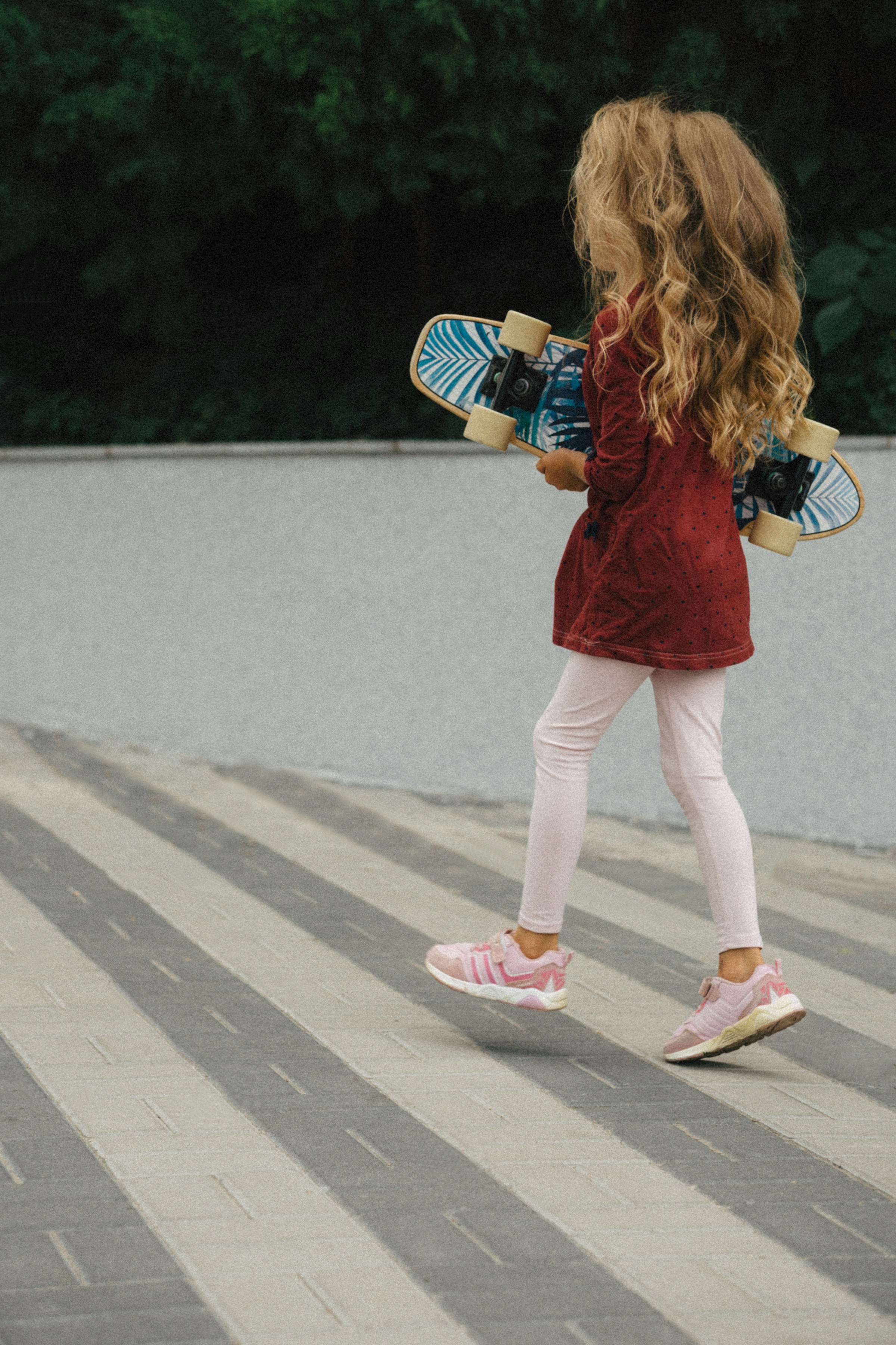 A little girl holding a skateboard | Source: Unsplash