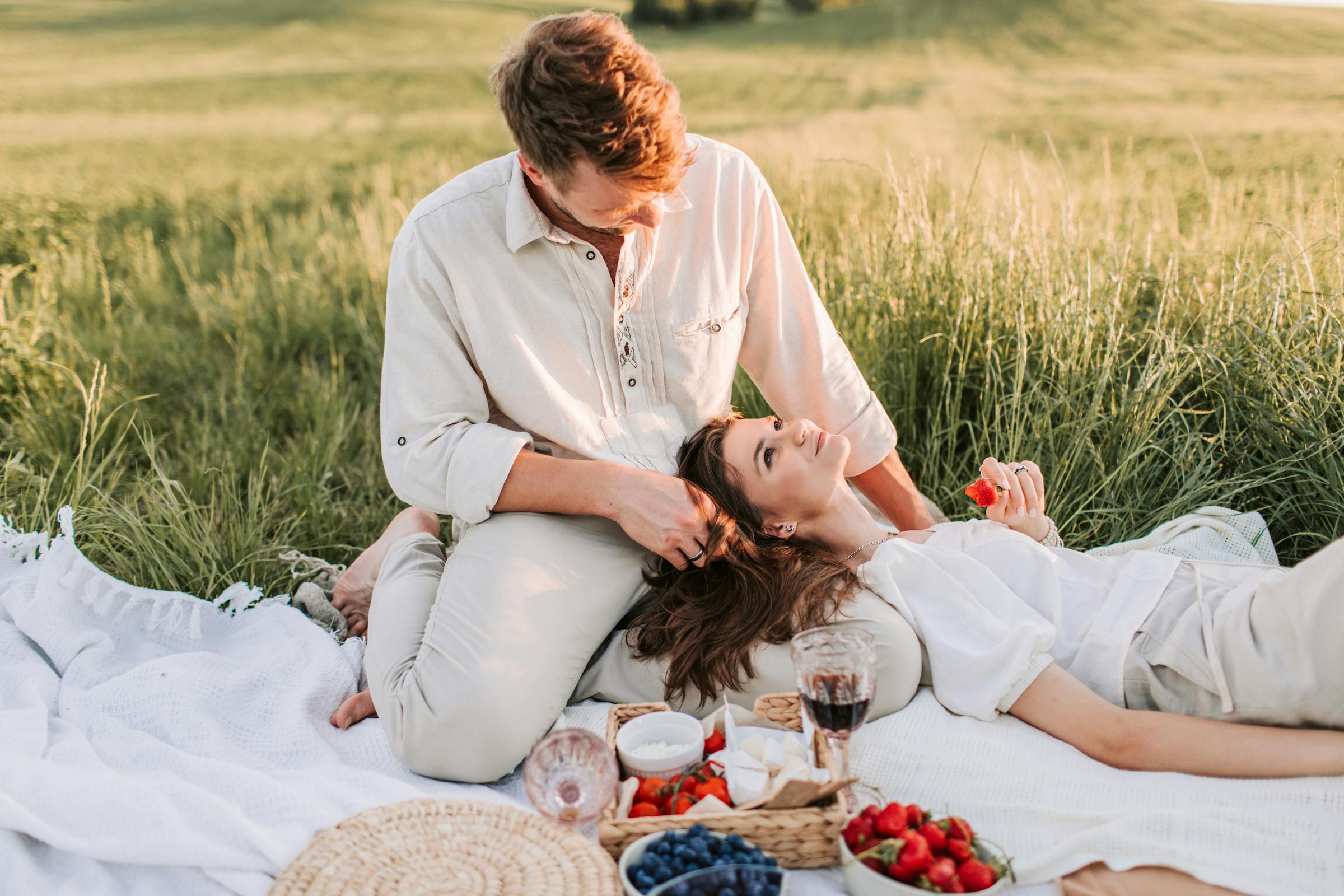 A couple on a picnic date | Source: Pexels