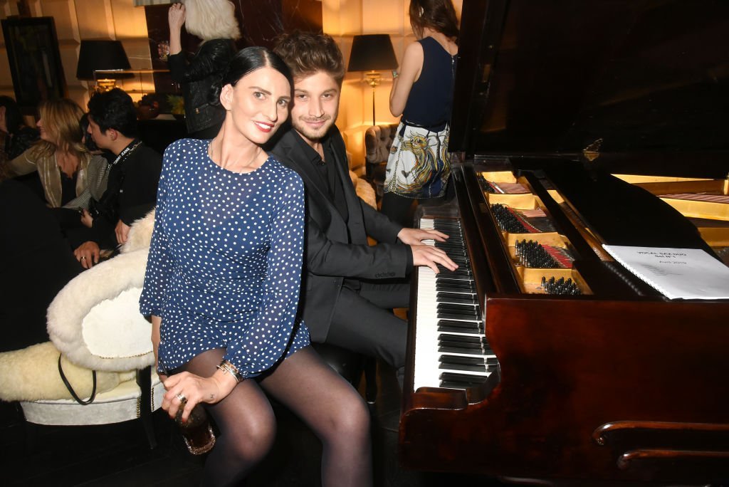 Le Mannequin / Auteur Sylvie Ortega Munos et le pianiste Nicolas Samu assistent au Cocktail de Véronique Koch à Paris en 2019 | Photo : Getty Images.