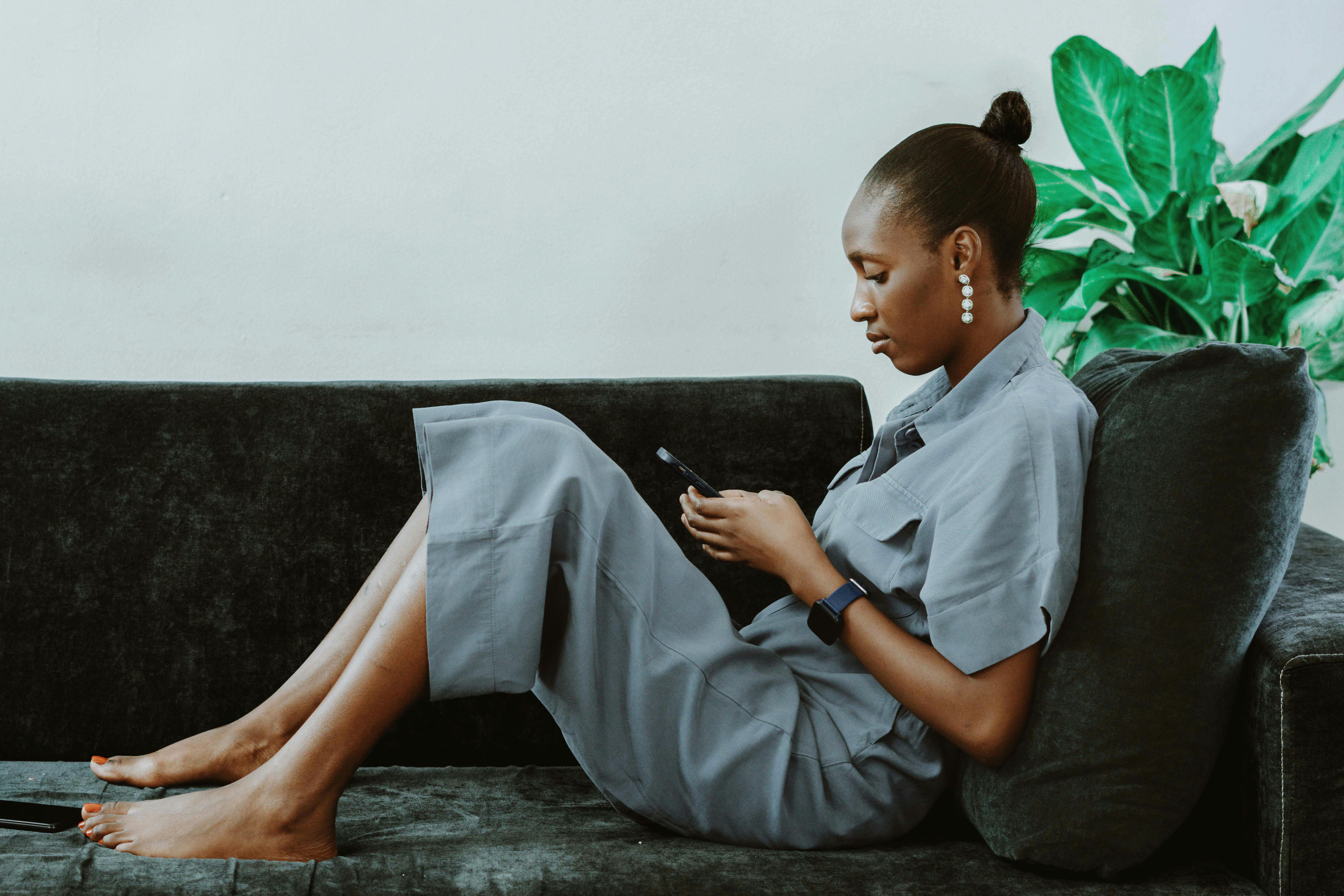 A woman on her phone | Source: Pexels