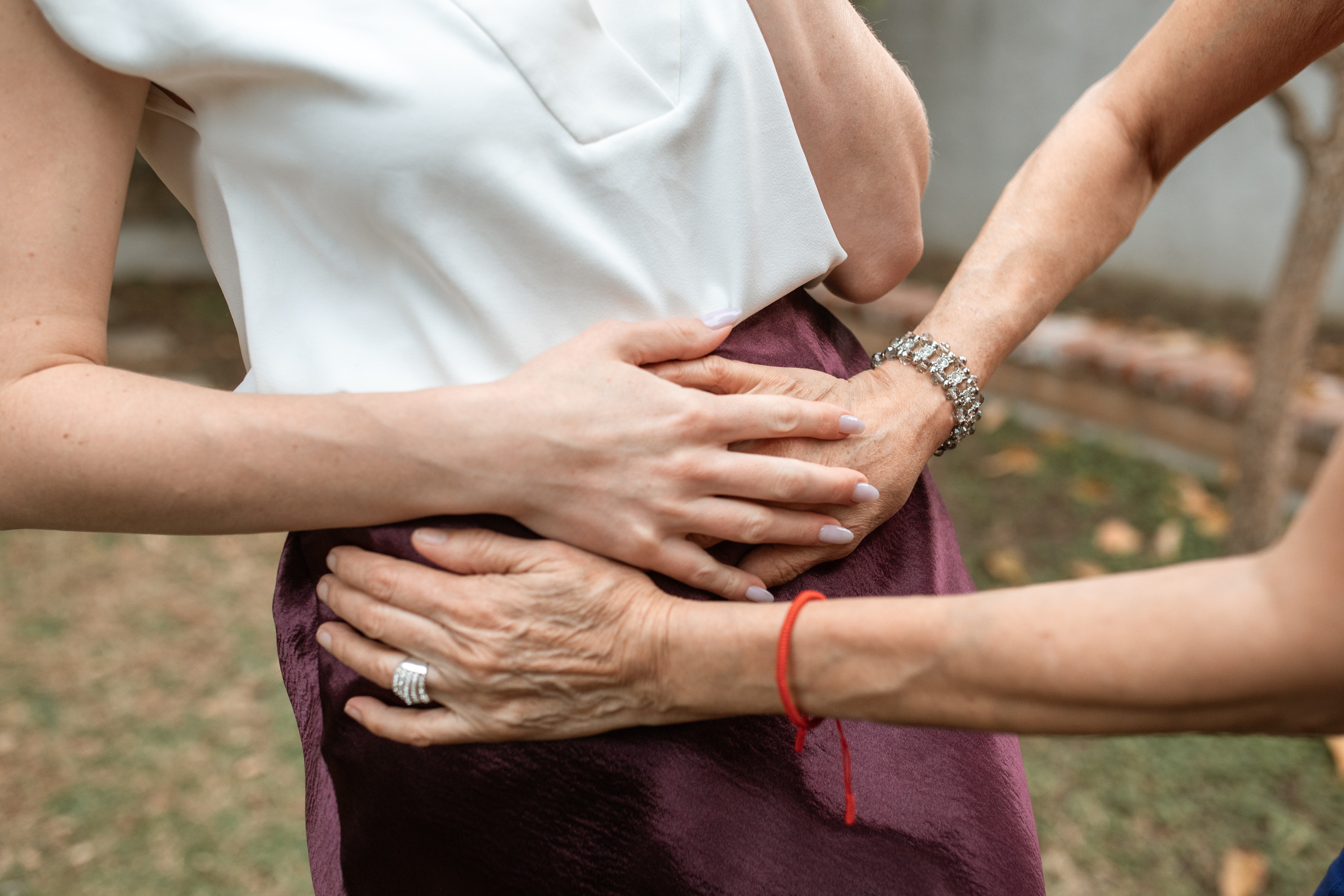 Hombre posa mano sobre vientre de mujer embarazada. | Foto: Pexels