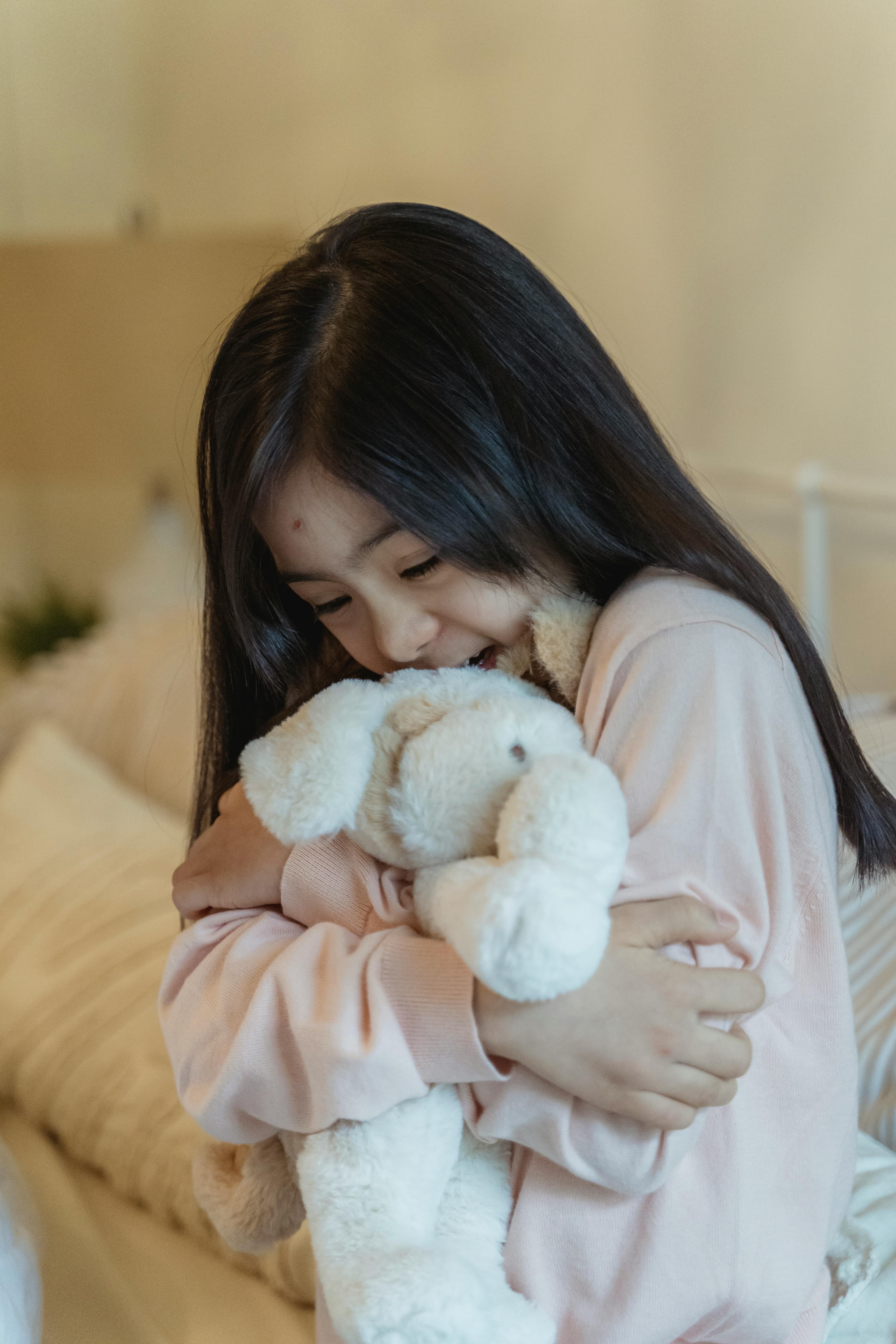 Little girl holding a stuffed toy | Source: Pexels