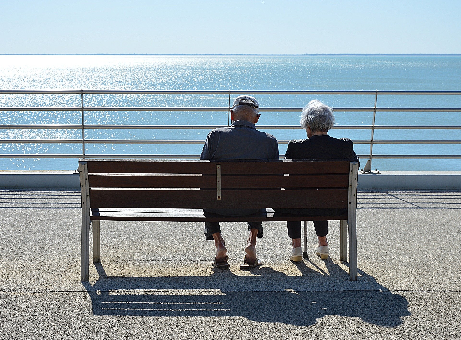 Ein älteres Ehepaar sitzt am Meer. | Quelle: Pixabay