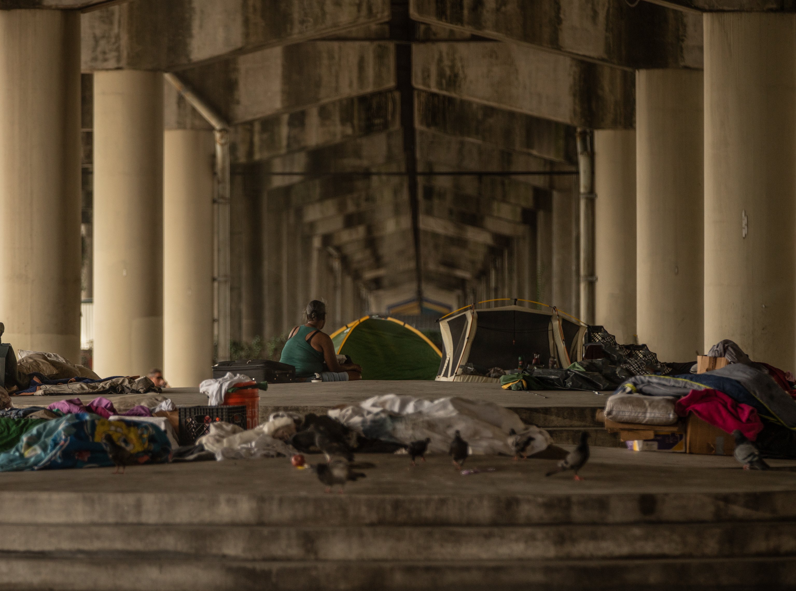 Grupo de desamparados bajo puente. | Foto: Shutterstock