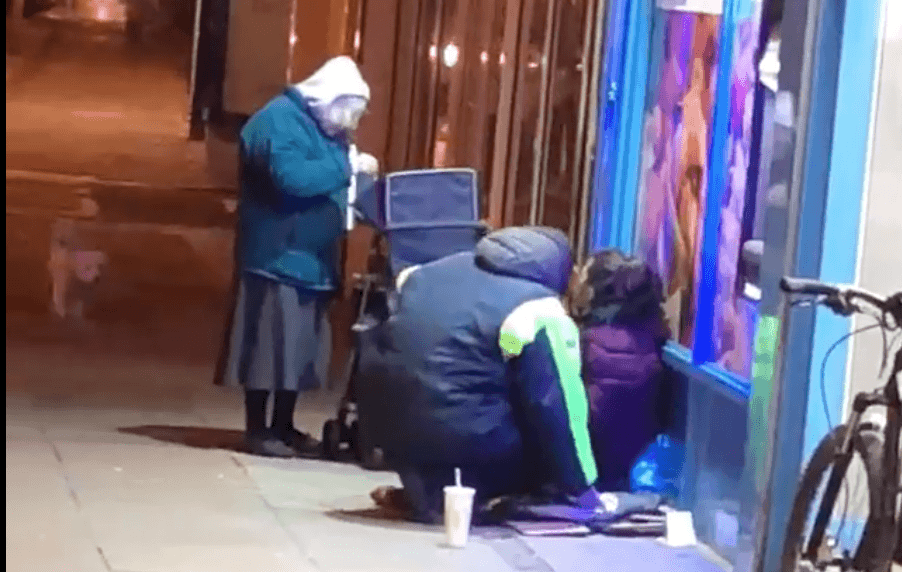 Pensioner, Diana Clarke, spotted giving the homeless soup | Photo: Facebook/Charlie Franks