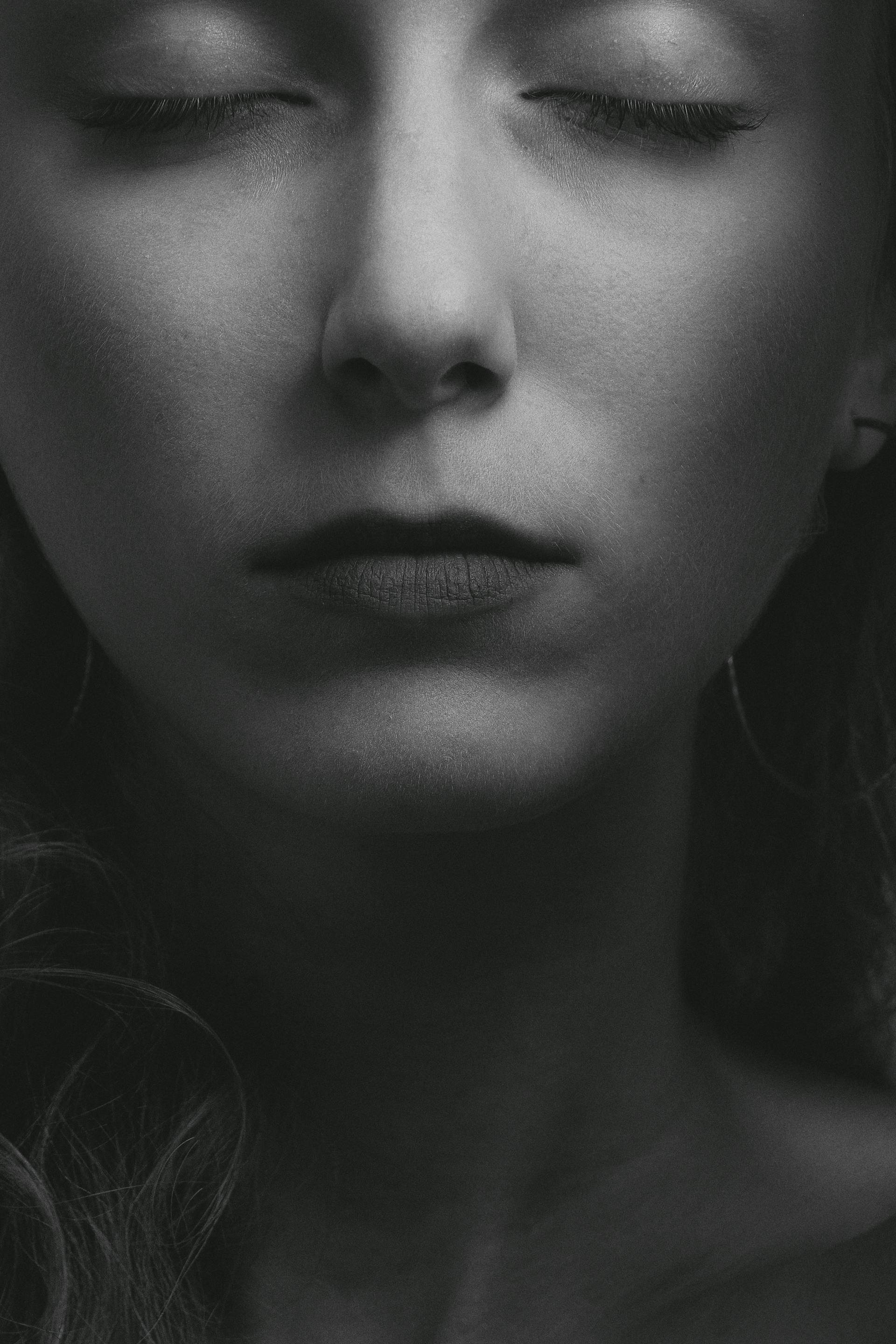 Een zwart-witfoto van een vrouwengezicht | Bron: Pexels