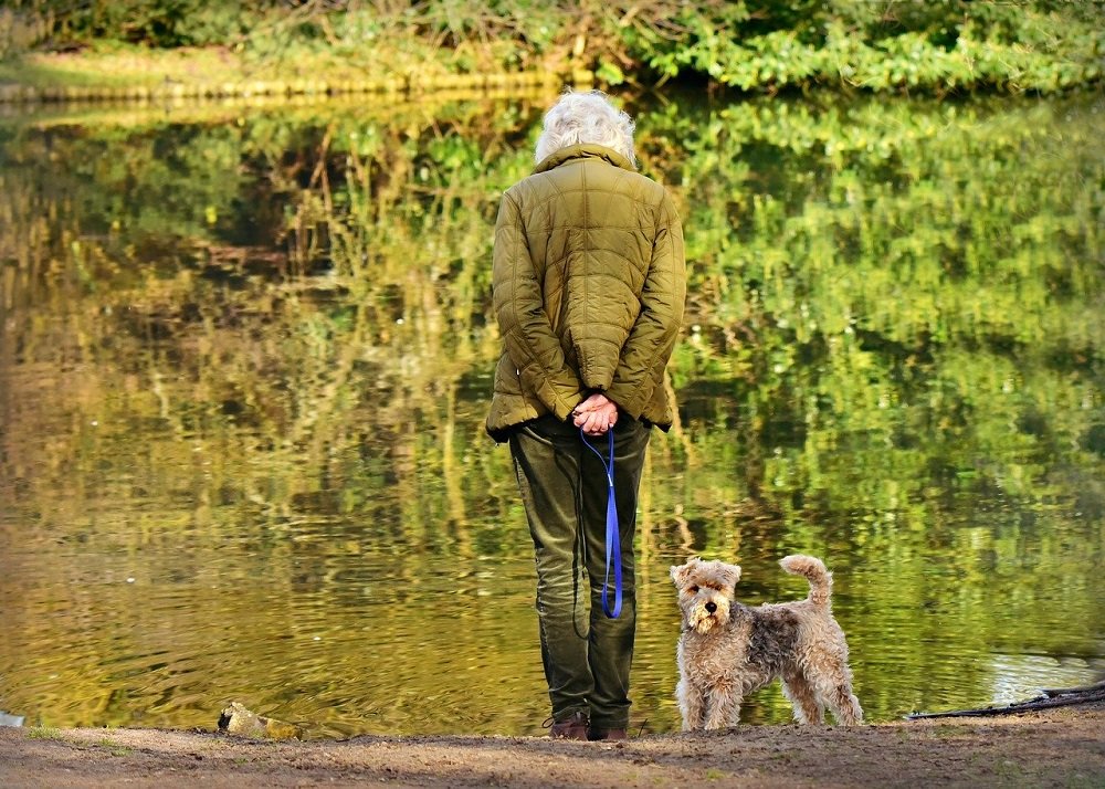 Mujer pasea a su perro en una zona agreste. | Foto: Pixabay