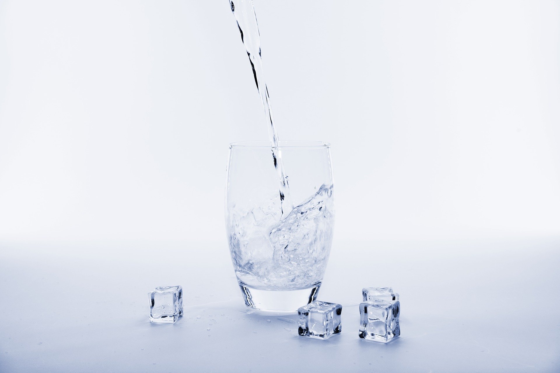 Vaso de agua y cubos de hielo. | Foto: Pixabay
