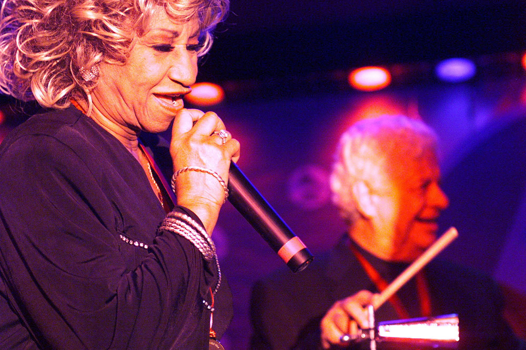 Celia Cruz y Tito Puente en una presentación en Los Ángeles, California durante la semana de los 41° Premios Grammy en febrero de 1999 || Fuente: Getty Images Celia Cruz y Tito Puente en una presentación en Los Ángeles, California durante la semana de los 41° Premios Grammy en febrero de 1999 || Fuente: Getty Images