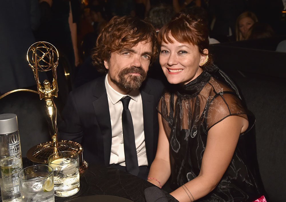 Peter Dinklage et sa femme Erica Schmidt aux Emmy Awards en 2018. l Source : Getty Images Peter Dinklage et sa femme Erica Schmidt aux Emmy Awards en 2018. l Source : Getty Images
