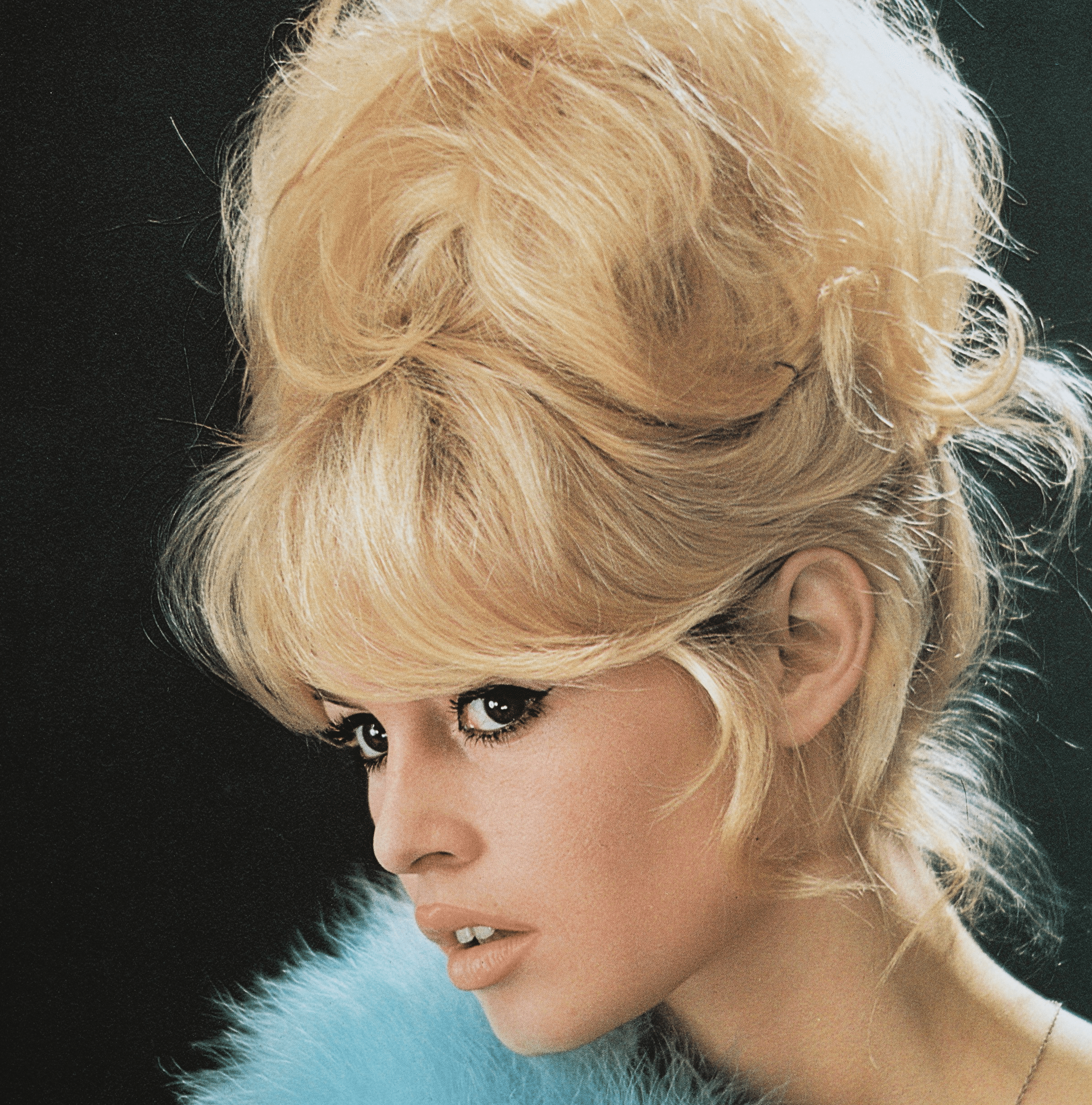 La actriz francesa Brigitte Bardot con peinado bouffant y boa azul, 1960. | Foto: Getty Images