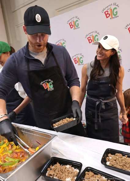 Harry and Meghan are seen volunteering at Our Big Kitchen Los Angeles on November 26, 2025 | Source: Facebook/extra