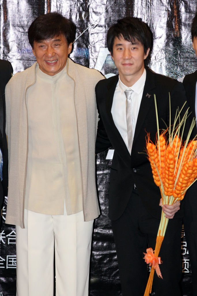 Jackie Chan und sein Sohn Jaycee Chan nehmen am 5. Juni 2012 an der Premiere von "Double Trouble" im Jackie Chan Yaolai International Cinema teil | Quelle: Getty Images
