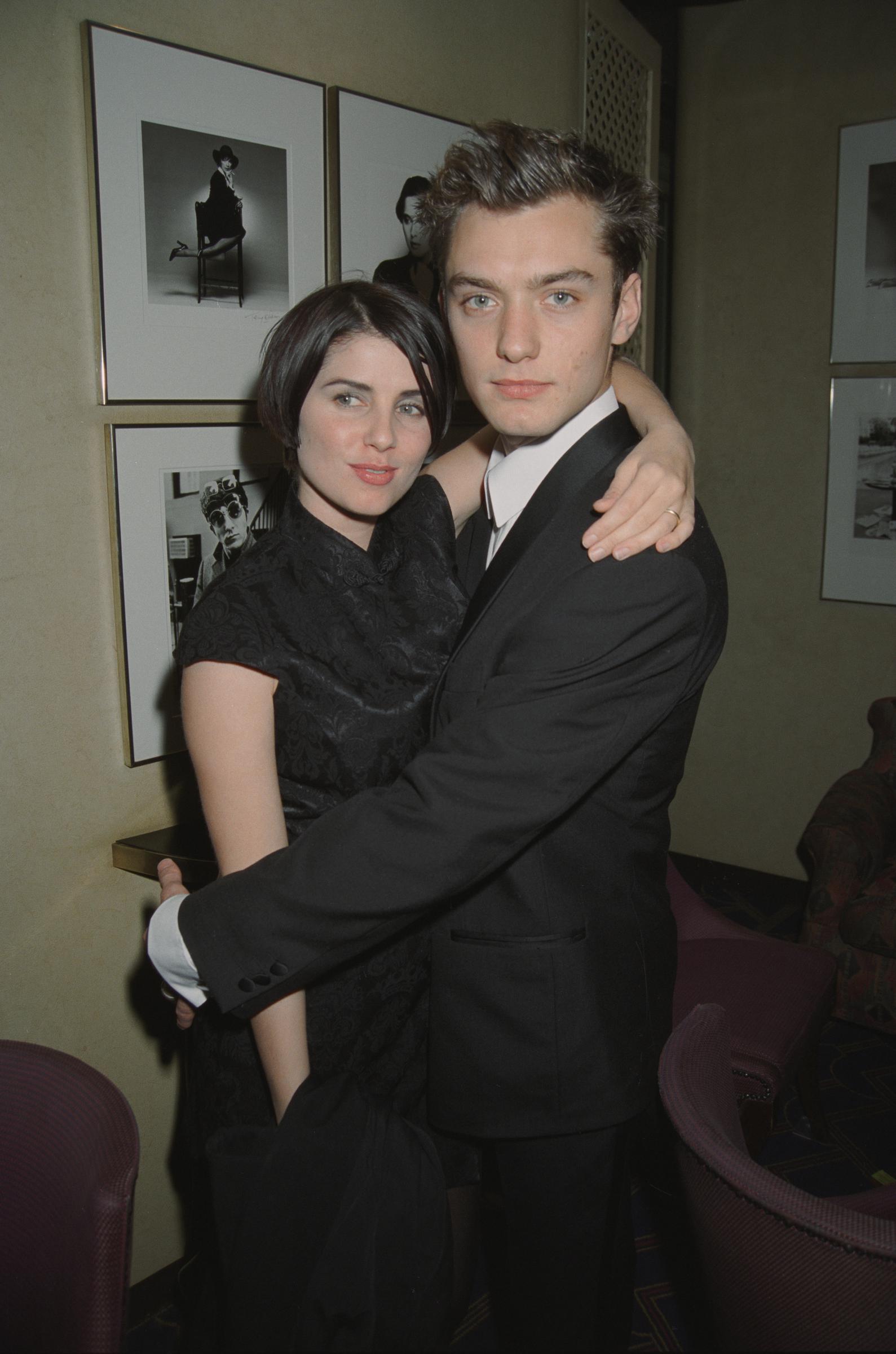 Sadie Frost and Jude Law attend the premiere for Michael Hoffman's "Restoration" at the Empire cinema, London, on March 7, 1996 | Source: Getty Images