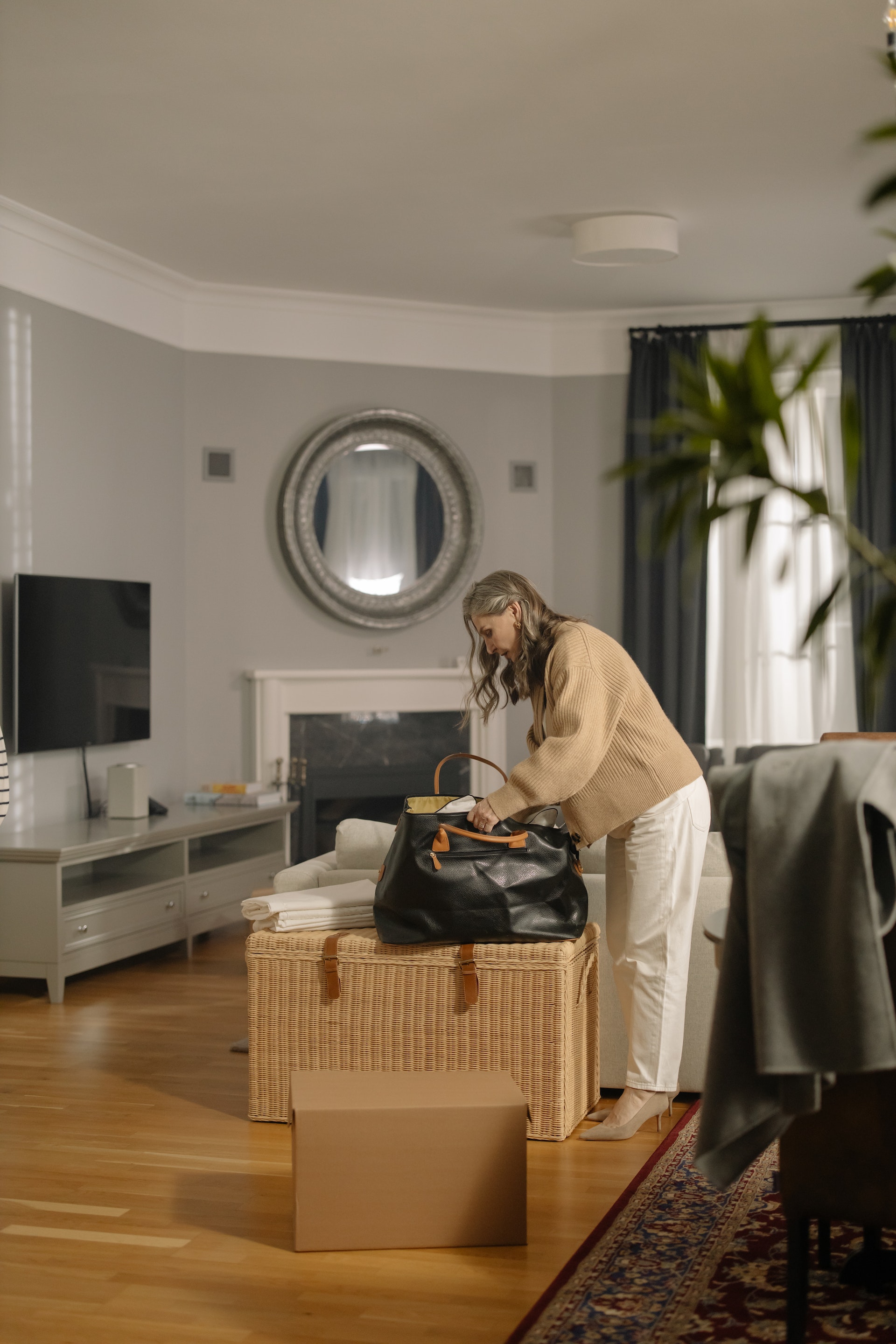 A woman packing her bag | Source: Pexels