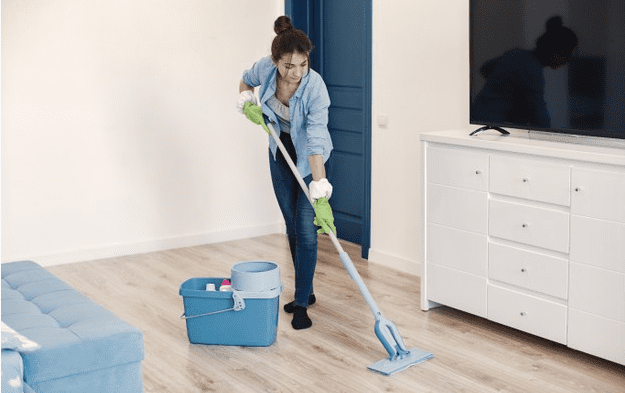 Mujer limpiando. │ Foto: Freepik