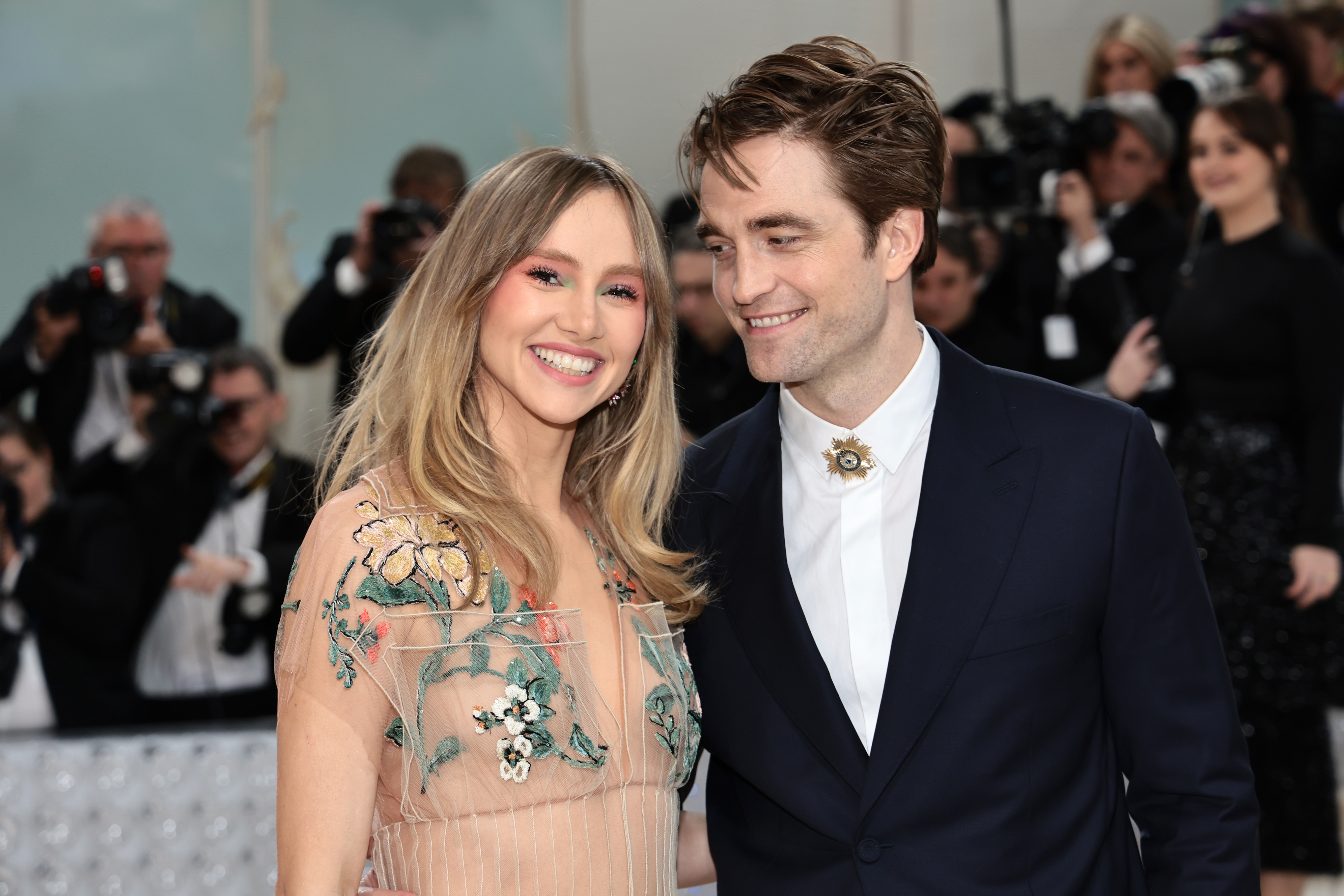 Suki Waterhouse and Robert Pattinson attend The Met Gala Celebrating "Karl Lagerfeld: A Line Of Beauty" in New York City on May 01, 2023. | Source: Getty Images