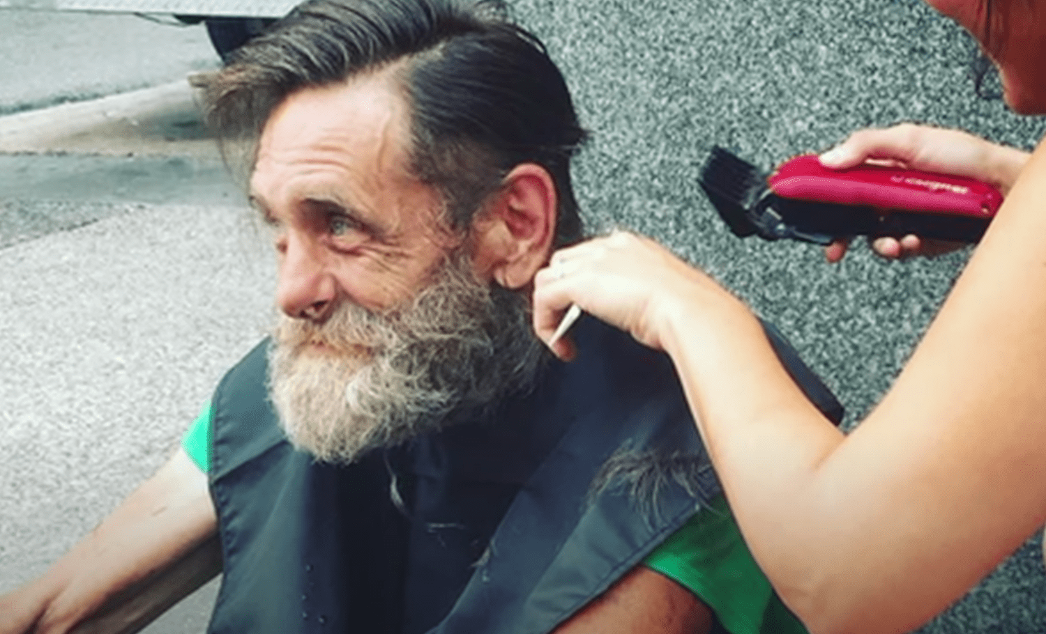 Homeless military veteran John Lochlan has his hair cut | Photo: youtube.com/FOX 29 Philadelphia
