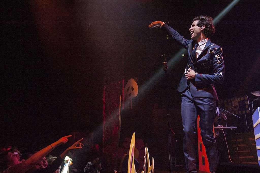 Le chanteur Mika sur scène. l Source : Getty Images
