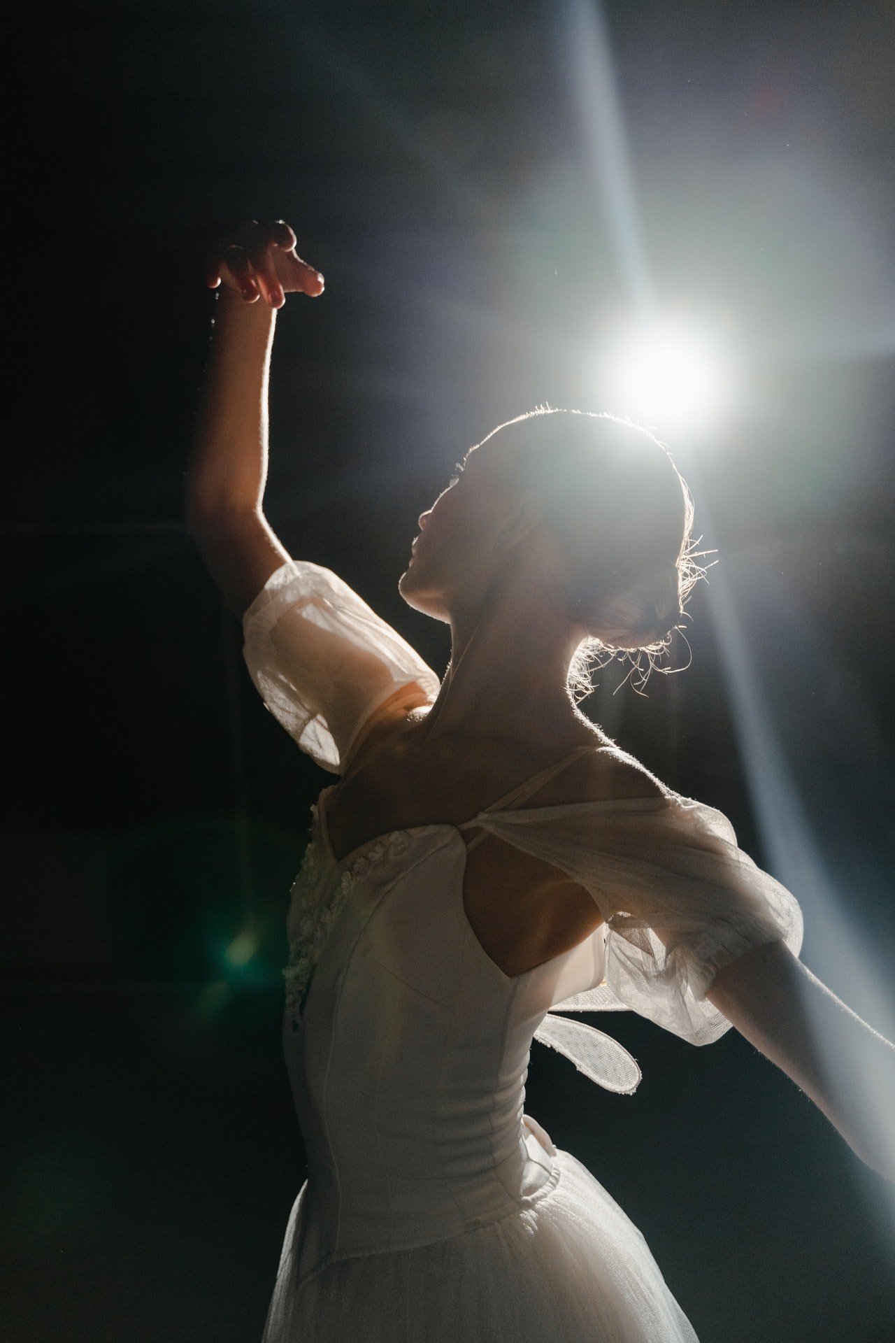 Una estilizada bailarina en el escenario. | Foto: Pexels