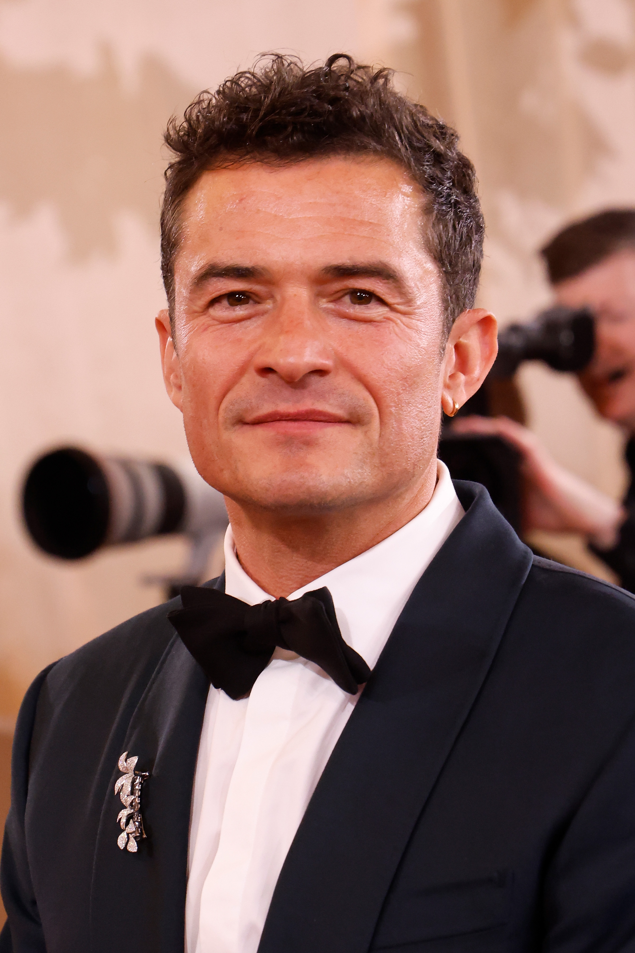 On January 11, 2026, Orlando Bloom attended the 83rd annual Golden Globe Awards in Beverly Hills, California, dressed in a sleek tuxedo with a statement brooch. Still exuding star power decades after his breakout role, Bloom looked sharp and composed — a far cry from the woodland warrior he once portrayed, but no less striking.