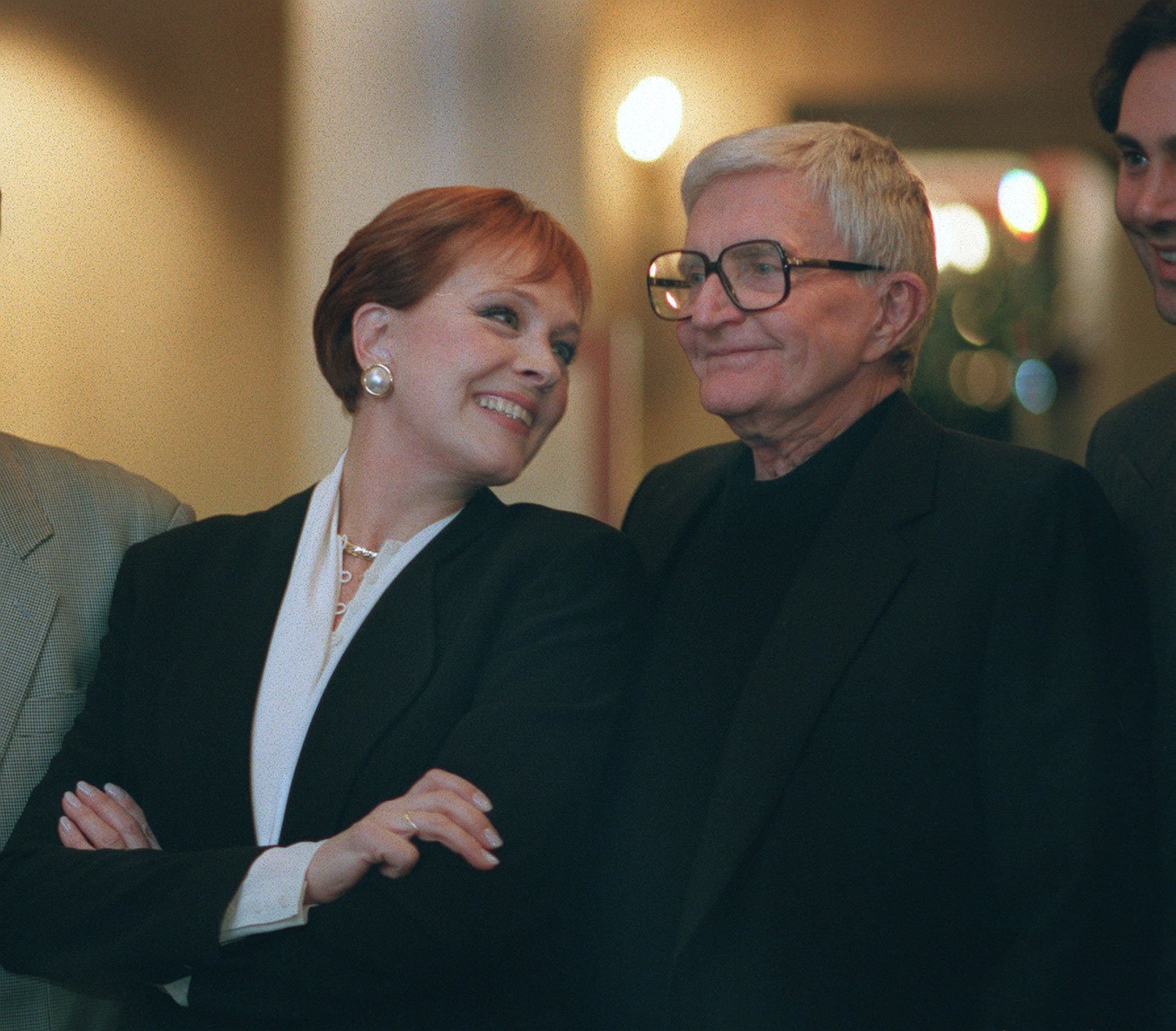 Julie Andrews y Blake Edwards en estreno teatral de "Victor/Victoria" en Minnesota en 1995. | Foto: Getty Images