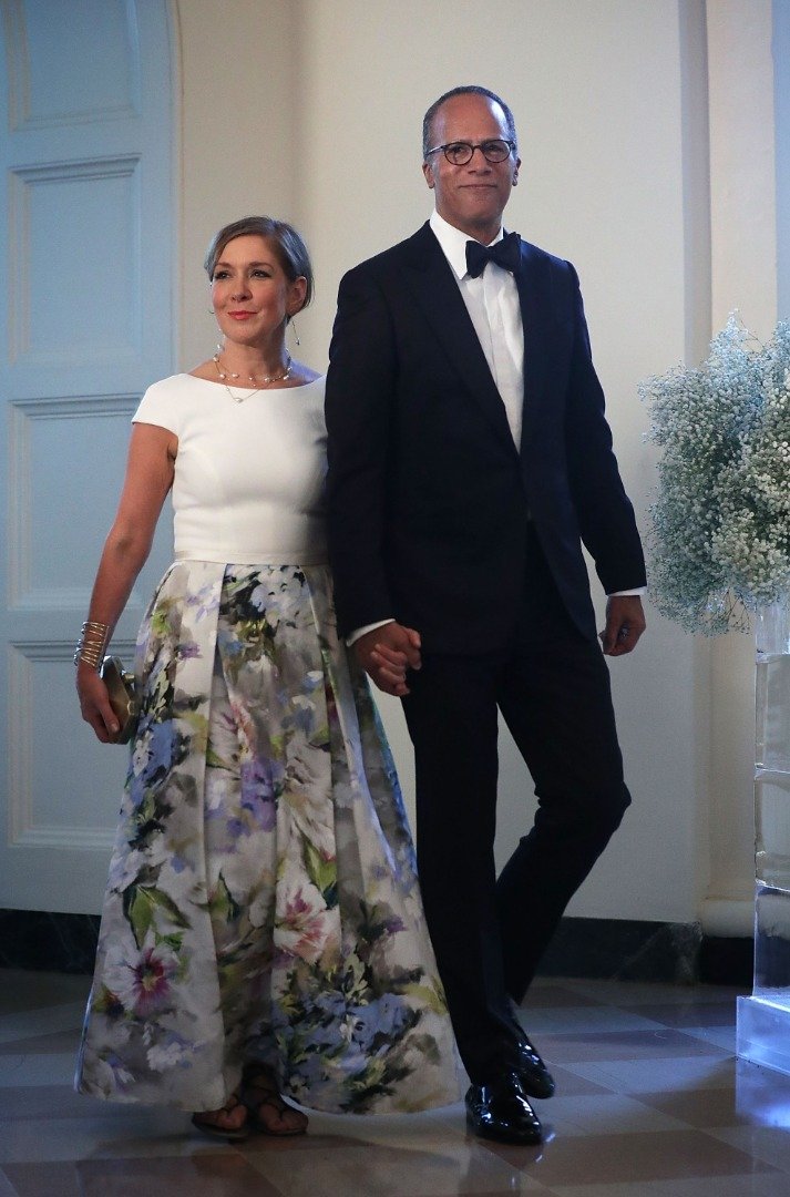 Lester Holt and Carol Hagen-Holt arrive at a Nordic State Dinner May 13, 2016. | Source: Getty Images