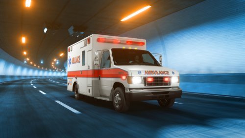 Ambulance car rides trough tunnel | Photo: Shutterstock
