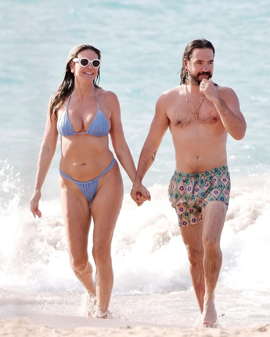 Heidi Klum strolls along the shoreline with husband Tom Kaulitz during a beach getaway, as posted on January 3, 2025 | Source: Instagram/tmz_tv