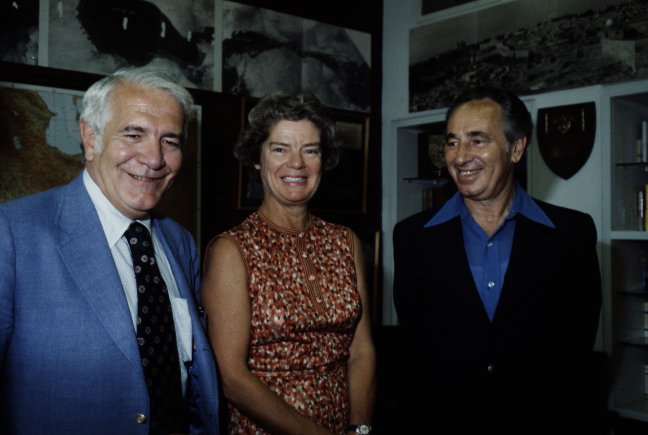 Harry Reasoner, Kathleen Carroll Reasoner, and Israeli President Shimon Peres posing together for ABC News circa 1977 | Photo: Disney General Entertainment Content/Getty Images