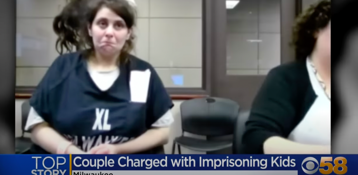 Ein Screenshot von Katie Koch, der Mutter der beiden Jungs, die wegen einer Reihe von Straftaten angeklagt wurde, veröffentlicht am 18. Juli 2023 | Quelle: YouTube.com/CBS 58