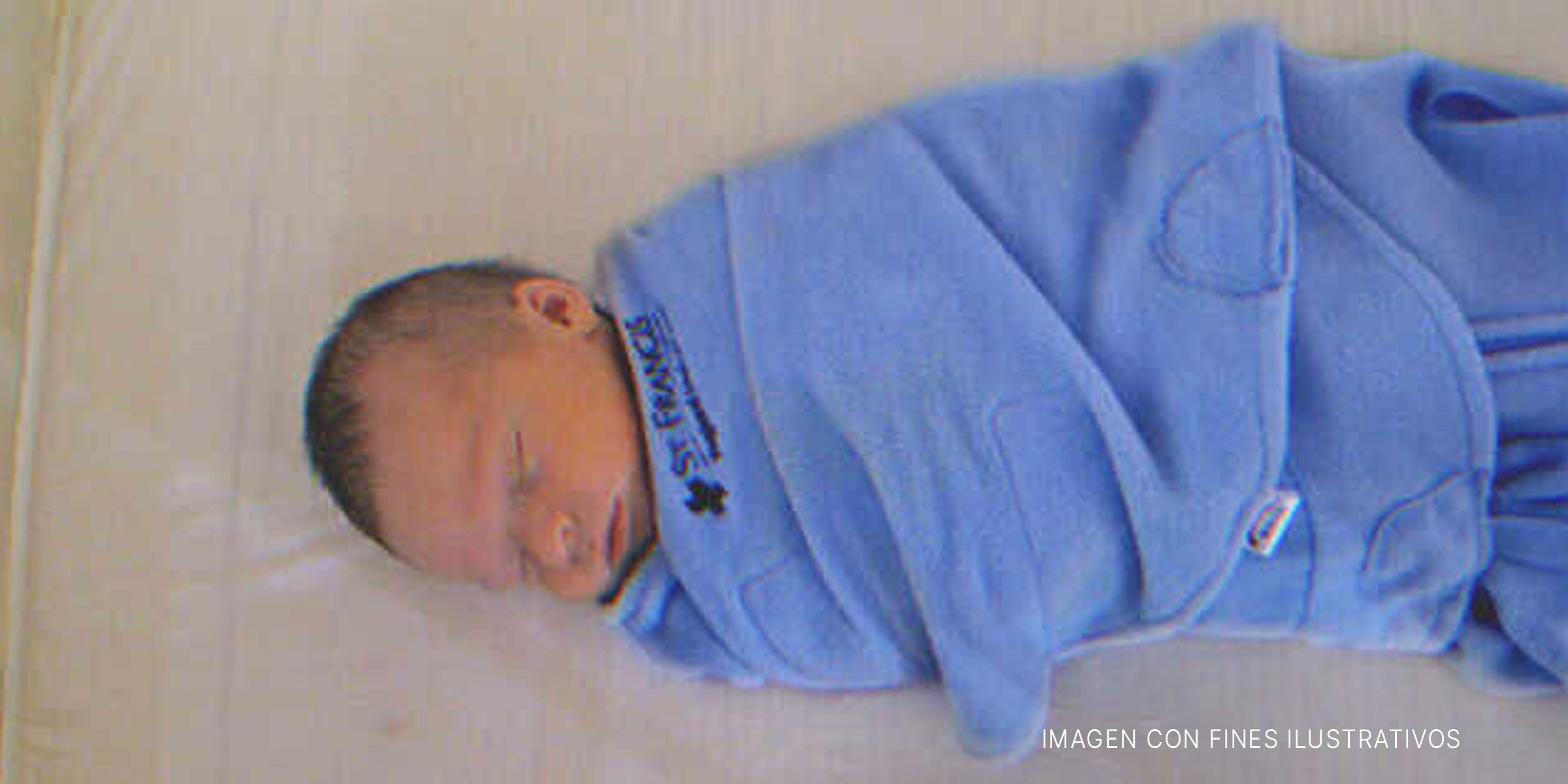 Un bebé envuelto en un paño azul. | Foto: flickr.com/EtanSivad (CC BY-SA 2.0)