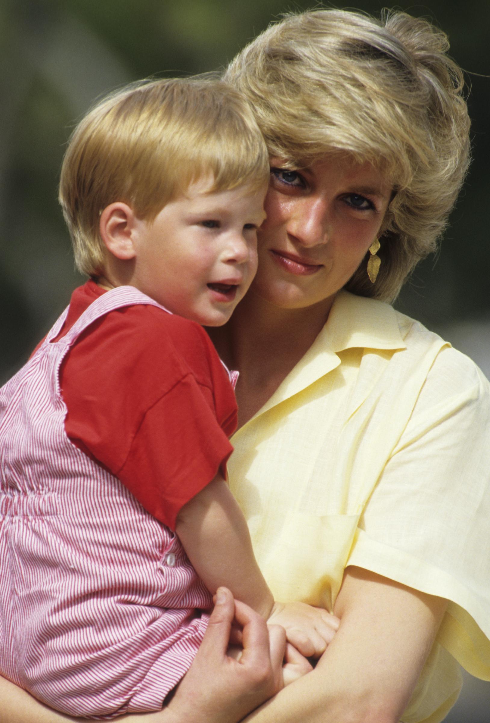 iana, Princess of Wales with Prince Harry on holiday in Majorca, Spain on August 10, 1987. | Source: Getty Images
