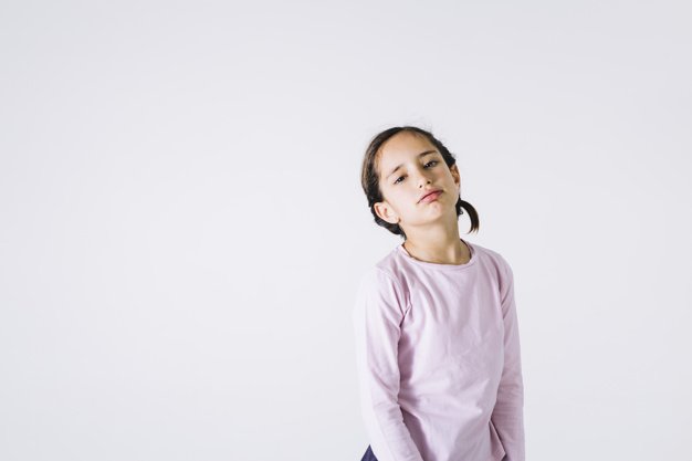 Niña con expresión hastío. │Foto: Freepik