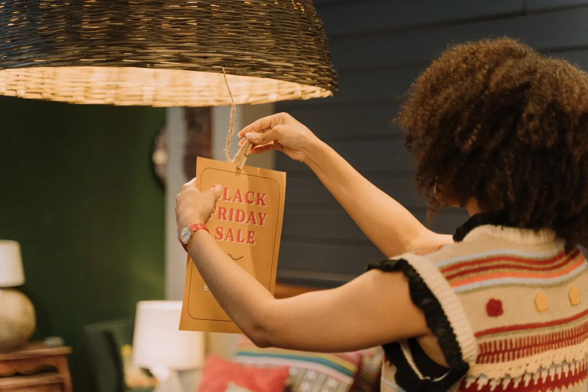 La vendeuse lui a montré d'autres options | Source : Pexels