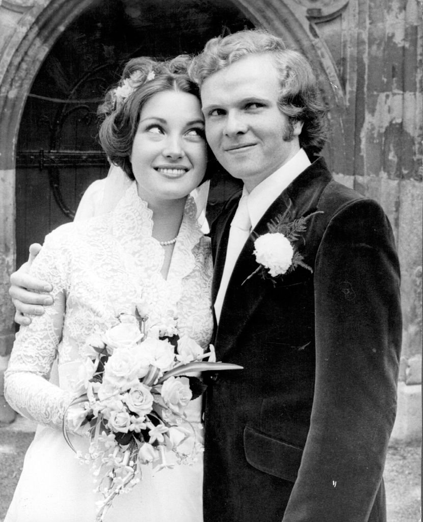 Jane Seymour et Michael Attenborough , le jour de leur mariage le 10 juillet 1971. | Photo : Getty Images