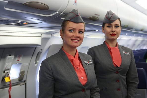 Air hostesses on a plane.| Photo: Getty Images.