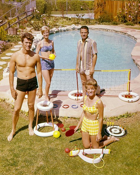 Clint Eastwood, Maggie Johnson (foreground), and friends by a swimming pool, circa 1960. | Photo: Getty Images Clint Eastwood, Maggie Johnson (foreground), and friends by a swimming pool, circa 1960. | Photo: Getty Images