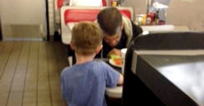 Josiah Duncan with a homeless man in a Waffle House. │Source: facebook.com/KTREnews