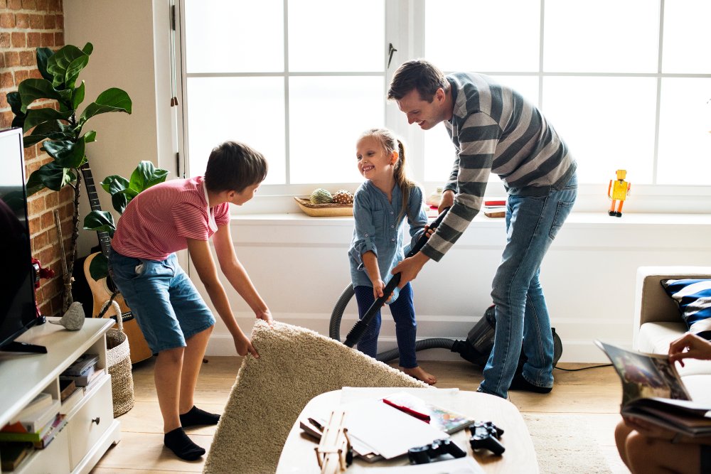 Hombre y niños limpiando. | Foto: Shutterstock