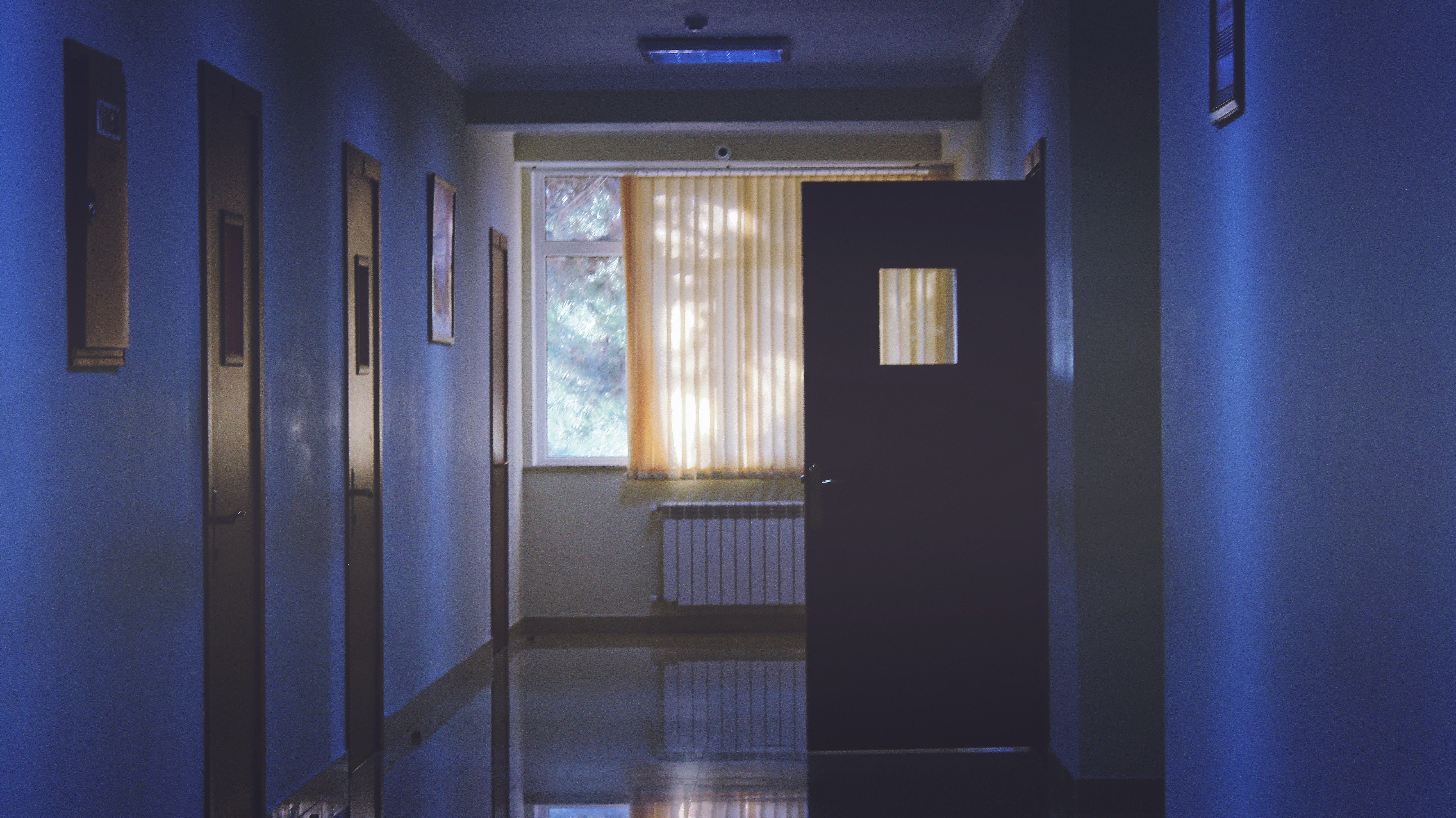 OP found the front door wide open after waking up moments later | Photo: Pexels