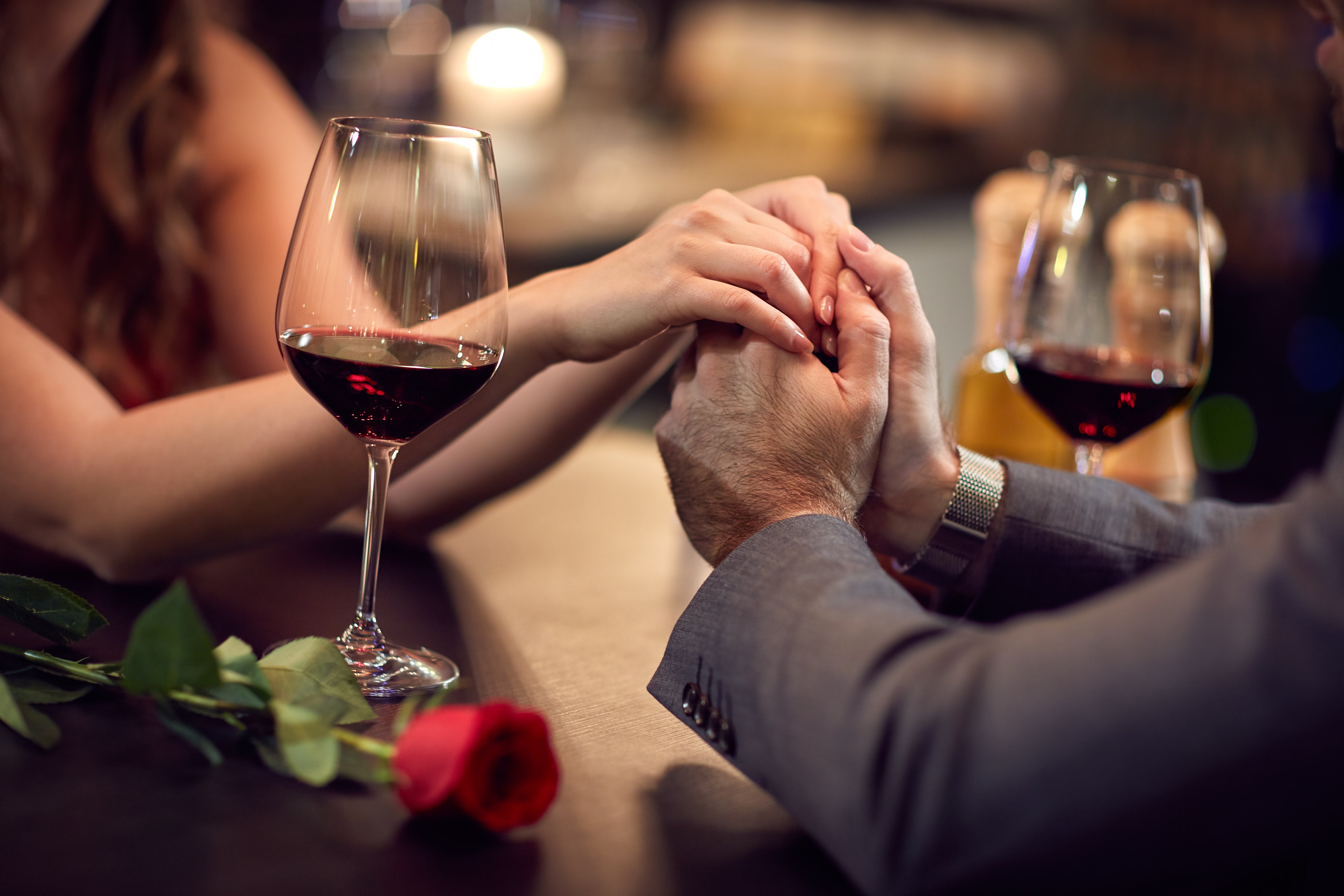 Pareja durante una cena romántica. | Foto: Shutterstock