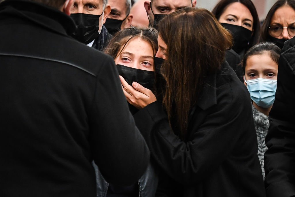 La veuve de Dominici Loretta Denaro lors de la cérémonie funéraire le 2 décembre 2020 à Boulogne-Billancourt, France. | Photo : Getty Images
