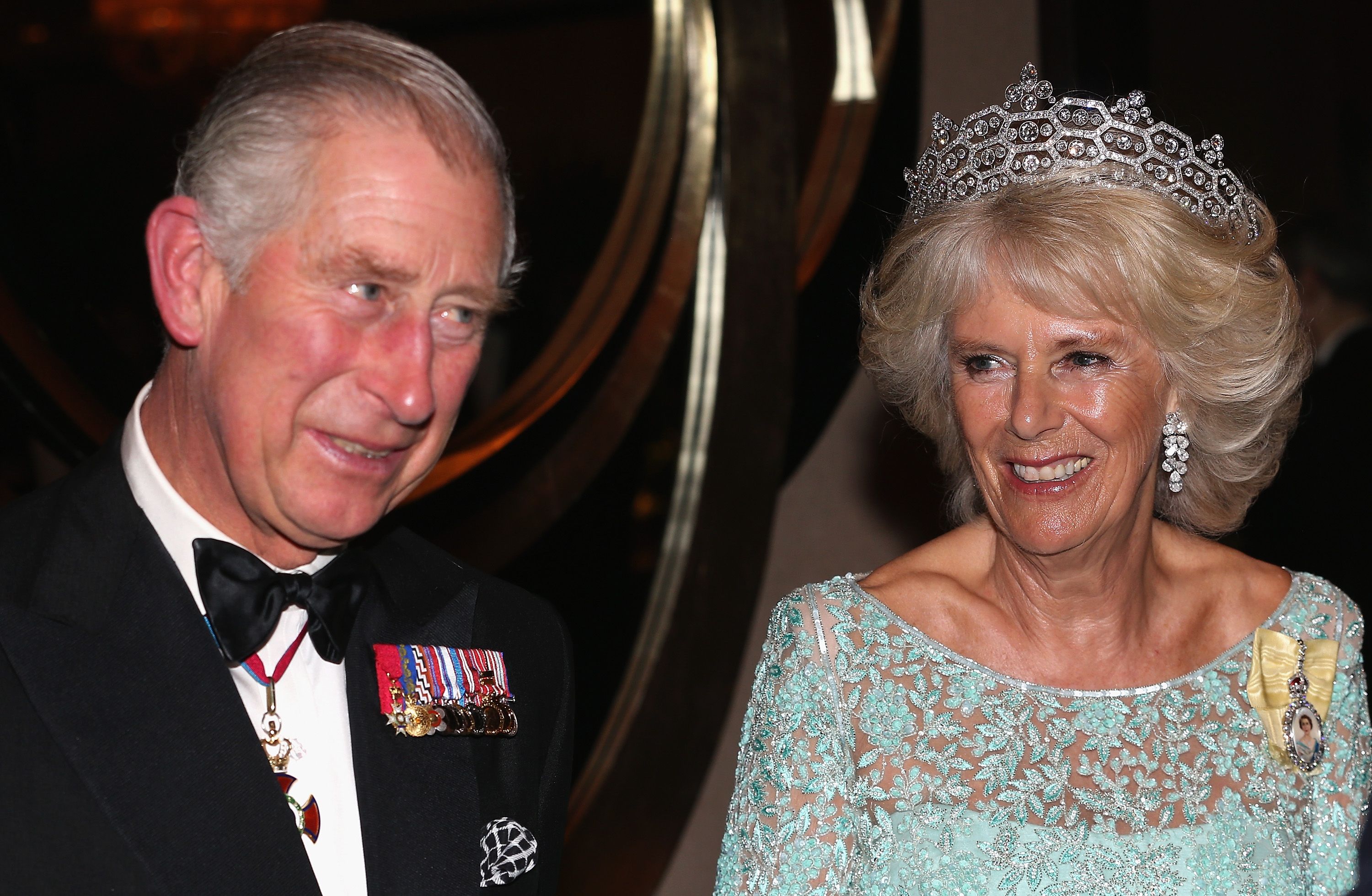 Camilla, Duquesa de Cornualles y el príncipe Charles, príncipe de Gales en el Teatro Lotus, el 15 de noviembre de 2013 en Colombo, Sri Lanka. | Foto: Getty Images